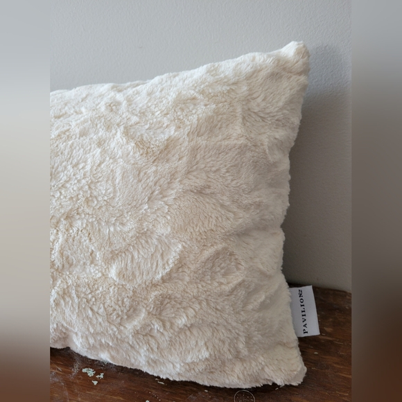 2 decorative throw pillows off white velvet faux fur textured down and synthetic - Picture 8 of 8